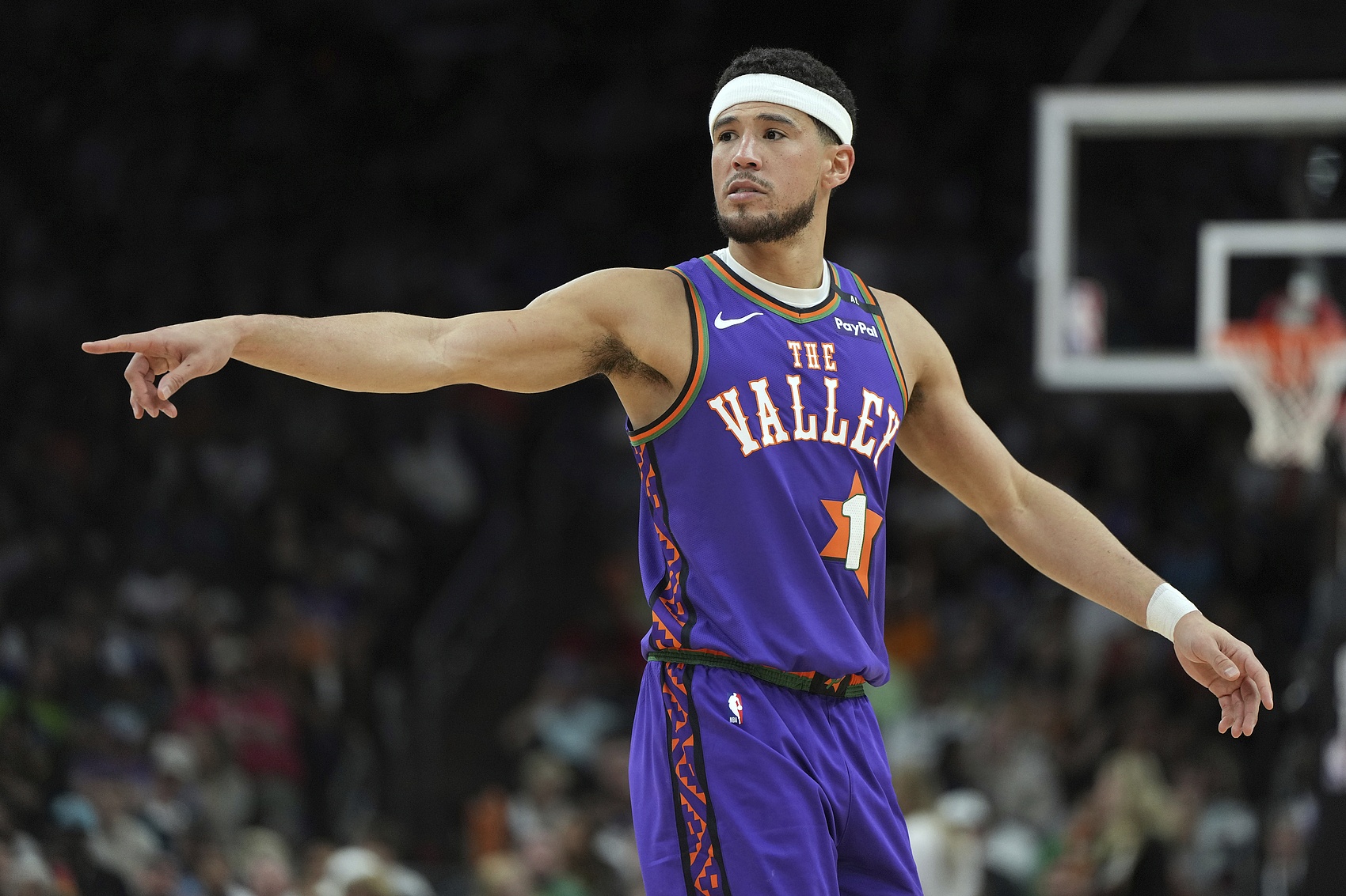 近期3连胜！布克：多亏了我们的防守 未来每场都像是战争&要团结 缩略图