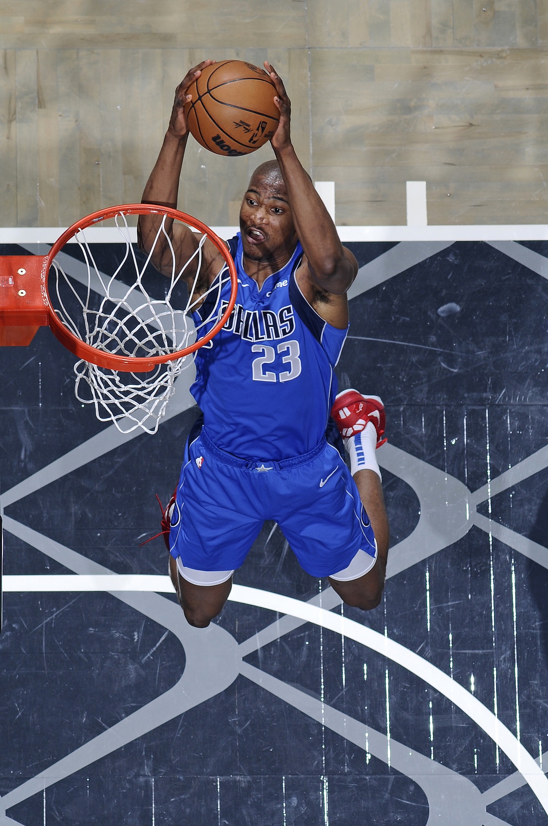 GOAT有实力✈️凯-琼斯在独行侠场均12.9+7.9 命中率84.8%超恐怖 缩略图